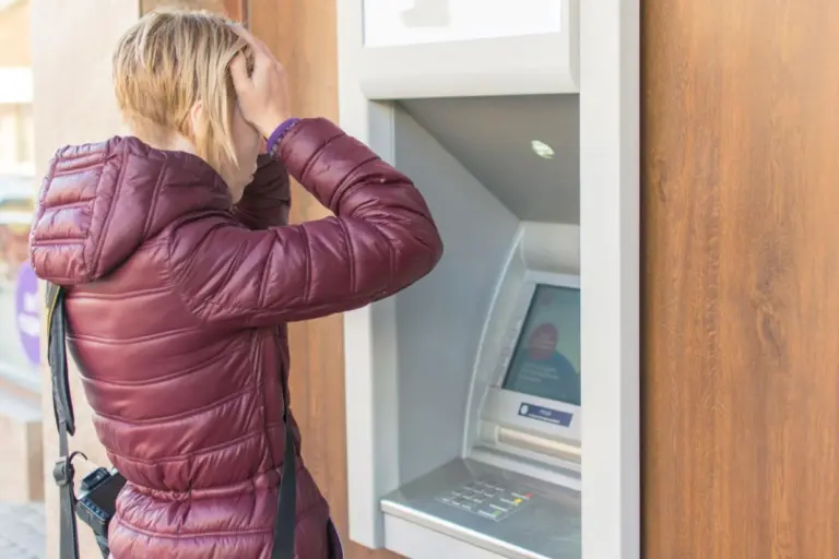 Nauja pavojinga sukčiavimo taktika prie bankomatų: kaip sukčiai apgauna, o jūs liekate be pinigų
