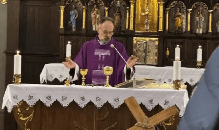 Po tragiškos 11-metės mergaitės mirties Kelmėje – šoką sukėlę kunigo žodžiai