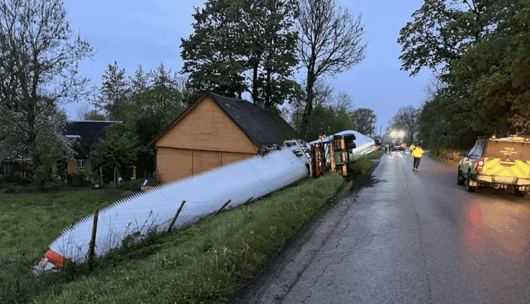 Internete žaibiškai plinta vaizdai iš Šiaulių rajono: į namo kiemą nulėkė milžiniškas vėjo jėgainės sparnas