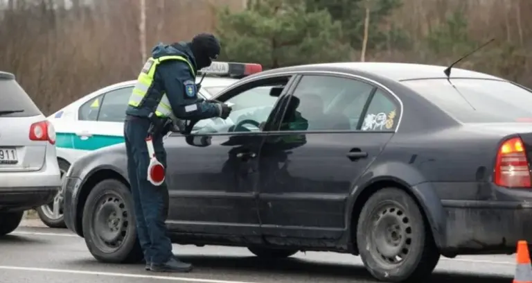 Pamirksėjote automobilio šviesomis? Vairuotojus perspėja – už tai sulauksite baudos