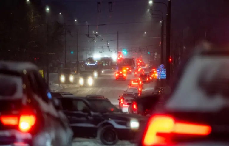 Kelyje – tikras chaosas: automobiliai kliudė dvi 14 metų mergaites, pasipylė avarijos