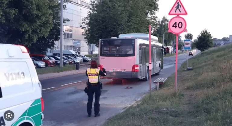 Baisi nelaimė Vilniuje: autobusas pervažiavo moterį ir nuplėšė jai koją