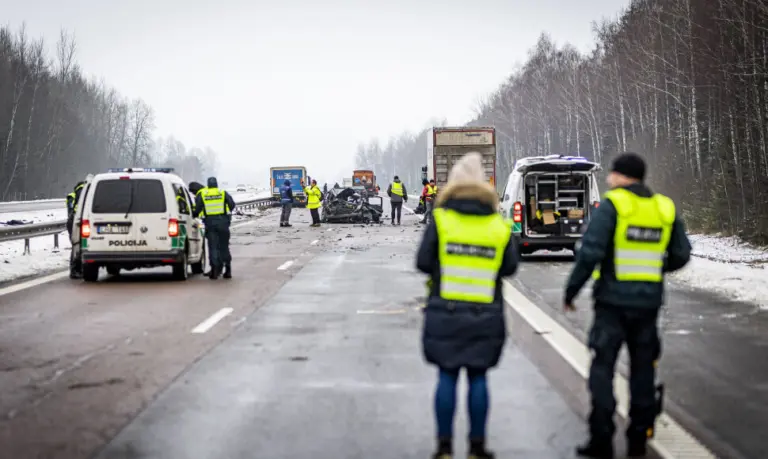 Tragiška avarija Kaišiadorių rajone – žuvo 2 mažamečiai, eismas uždarytas abiem kelio kryptimis