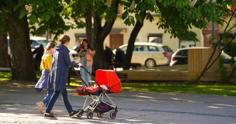 Buvęs sutuoktinis privalo išlaikyti ne tik vaikus, bet ir jų mamą: kur kreiptis dėl pinigų?