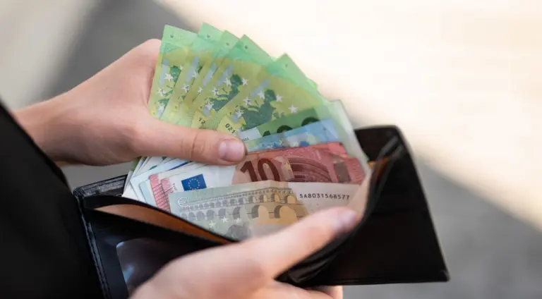 Pervedate pinigų šeimos nariams ar draugams? Štai kada juos gali apmokestinti VMI