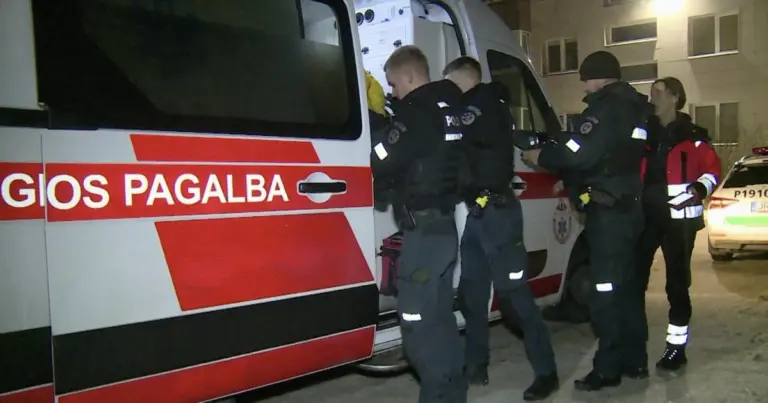 Panevėžyje sūnus žiauriai „auklėjo“ mamą: po muštynių su kaimynu prireikė medikų pagalbos (Video)
