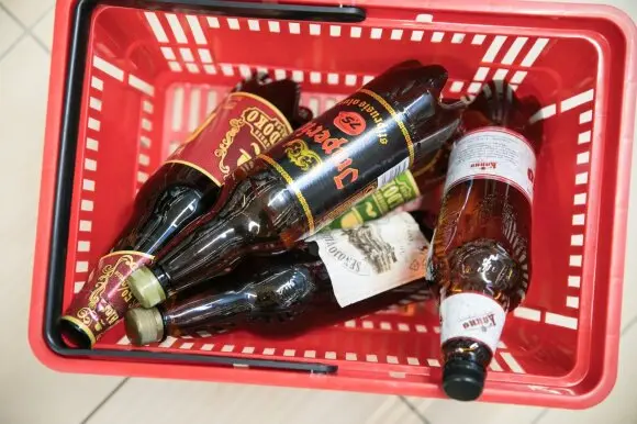 Jokio pasigailėjimo: už keturis pavogtus alaus bambalius vyrą pasiuntė kalėjimą