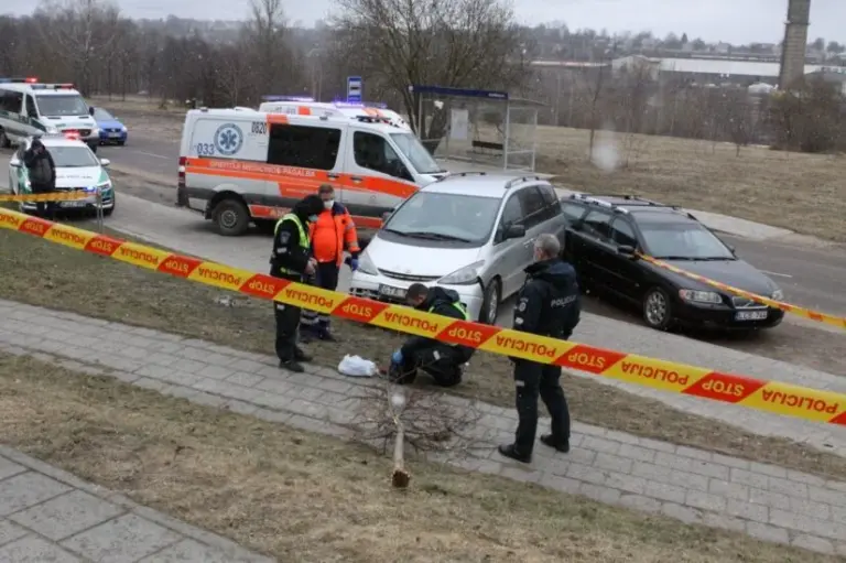 Baisi ir neįprasta tragiška avarija Vilniuje: nuriedėjęs automobilis be vairuotojo mirtinai pervažiavo šaligatviu ėjusią moterį