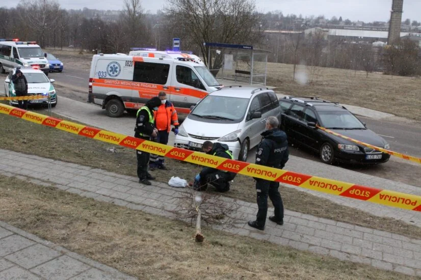 Baisi ir neįprasta tragiška avarija Vilniuje: nuriedėjęs automobilis be vairuotojo mirtinai pervažiavo šaligatviu ėjusią moterį