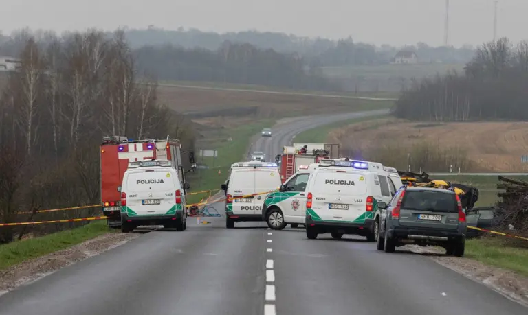 Siaubinga tragedija: avarijoje žuvo vairuotojas ir vaikas, dar trys ir moteris – ligoninėje