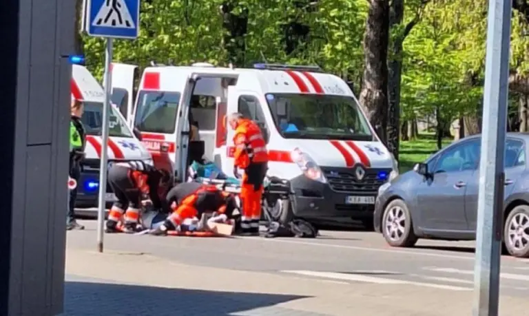 Jurbarke automobilis partrenkė dvi moteris