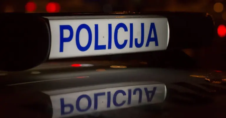 Sukrečiantis išpuolis Šalčininkų rajone: dviese spardė lovoje gulintį vyrą, po to paėmė kirvį (Video)