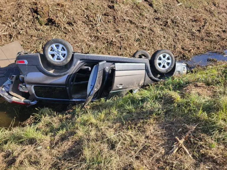 Kraupi avarija Vilniaus rajone: automobilis nulėkė į griovį, su 2 suaugusiais ir 2 vaikais