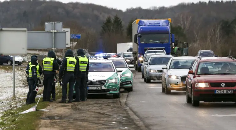 140 eurų bauda – ir vairuotojui, ir keleiviui: štai ko automobilyje geriau nedaryti