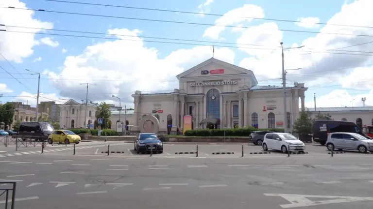 Už nuotrauką prie Vilniaus geležinkelio stoties turistas suilaukė problemų: buvo atimtas telefonas