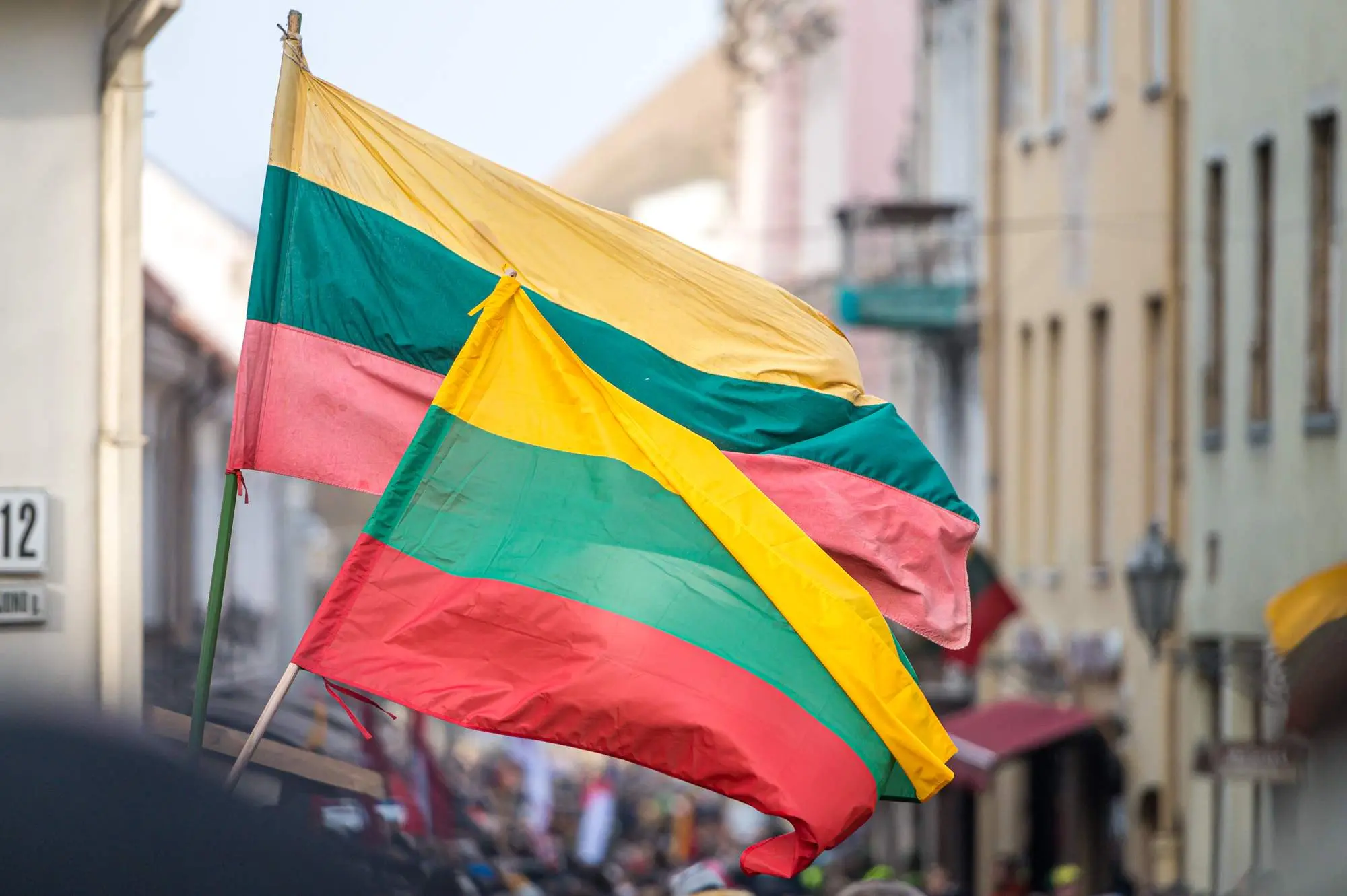 Automobilių stovėjimo aikštelėje rasta supjaustyta Lietuvos vėliava