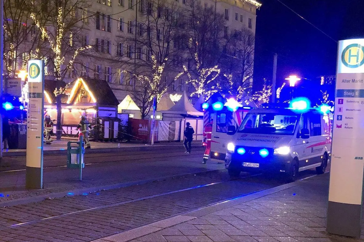 Plinta vaizdo įrašas, kaip automobilis rėžiasi į minią Kalėdų mugėje: tarp žuvusiųjų vaikas