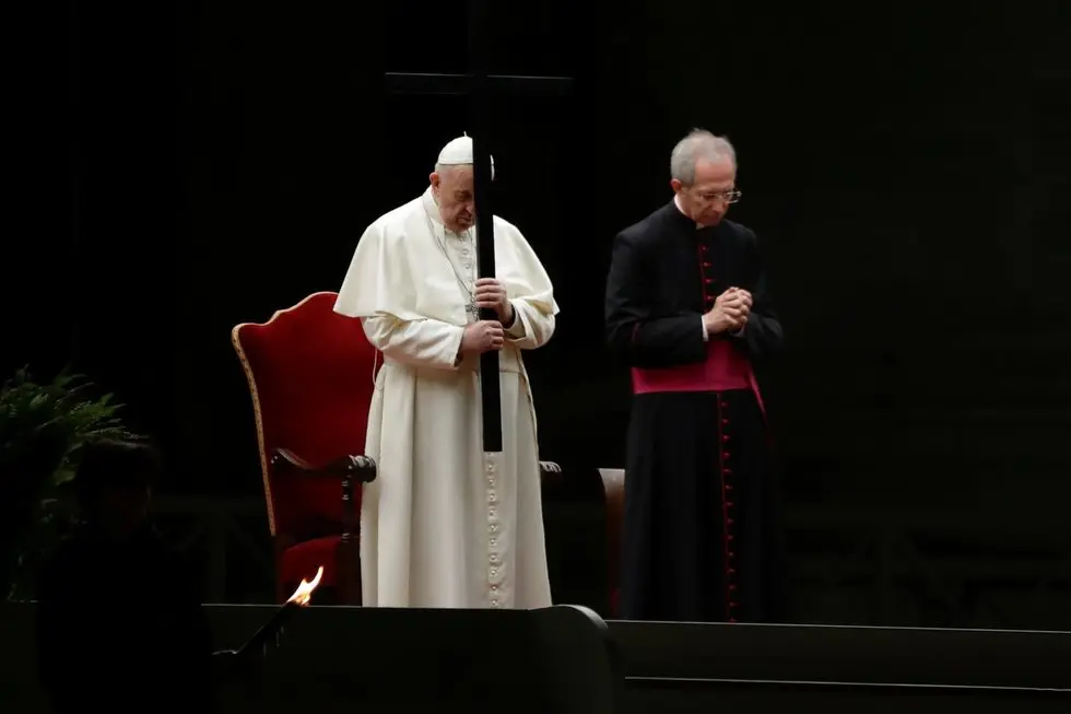 Neįprasta Kryžiaus kelio procesija Vatikane – popiežius žengė su kaliniais ir gydytojais (nuotr. SCANPIX)