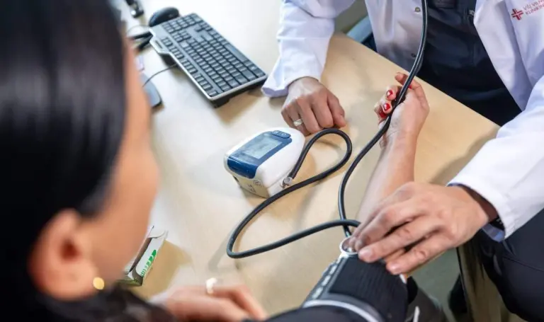 Su COVID-19 infekcija į gydymo įstaigą atvykusią moterį šokiravo tai, kas vyko kabinete