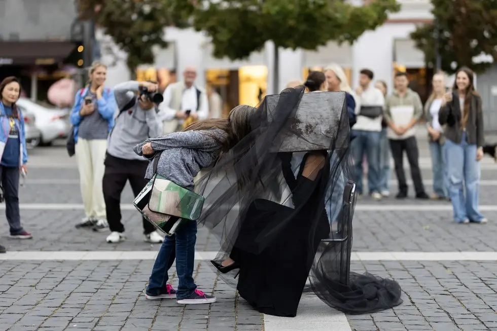 Vilniaus rotušės aikštėje, priešais portalą, vyko socialinė akcija „Moters balsas“ (nuotr. Luko Balandžio, BNS) Vilniaus rotušės aikštėje, priešais portalą, vyko socialinė akcija „Moters balsas“ (nuotr. Luko Balandžio, BNS)