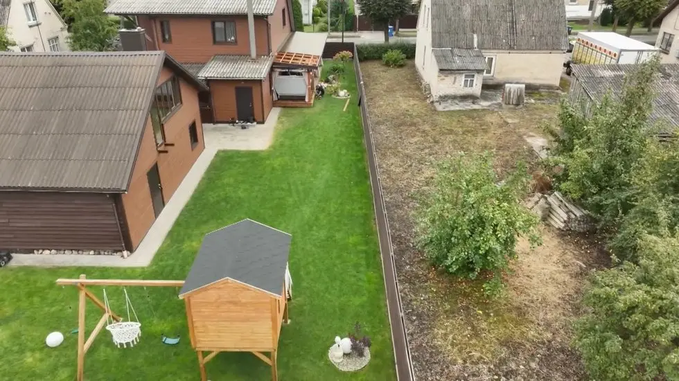 Karolis Akulavičius parodė savo sodą: jį sukurti padėjo ypatingas žmogus (nuotr. stop kadras) Karolis Akulavičius parodė savo sodą: jį sukurti padėjo ypatingas žmogus (nuotr. stop kadras)