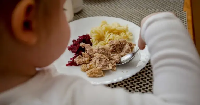 Neįtikėtinos kainos: 40 centų už sriubą ir 15 už antrą patiekalą – štai kaip maitina mokyklose jūsų vaikus