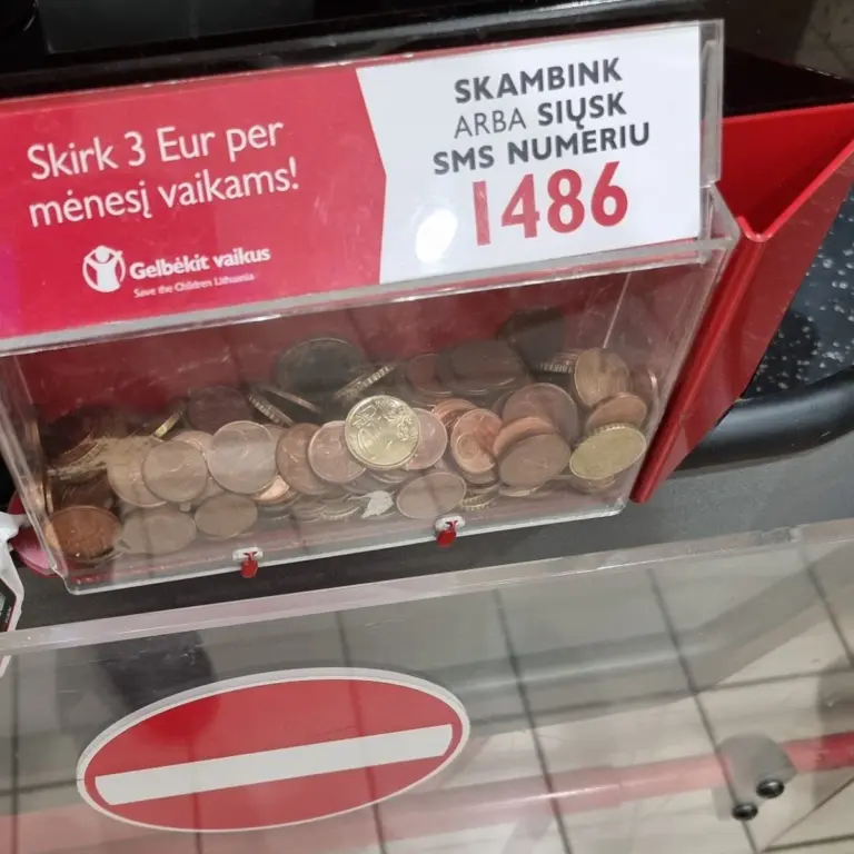 „Likau apšalęs“: vilnietis užfiksavo, kaip „Rimi“ darbuotoja žirklėmis tuština aukų dėžutę