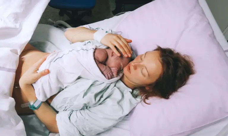 Lietuvoje dvylikos metų mergaitė tapo viena iš jauniausių mamų, kūdikį ji pagimdė Kauno klinikose