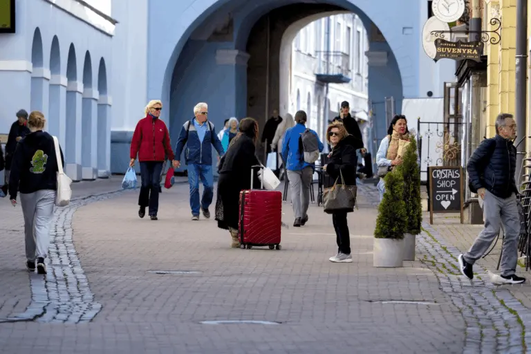 Siūlo įpareigoti vaikus išlaikyti savo tėvus – nuo algos būtų nuskaičiuojami 5 proc.