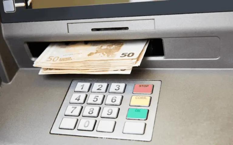 Vyrui šokas: bankomatui „prarijus“ 950 eurų, į sąskaitą atgavo tik dalį, o kur likę – nežinia