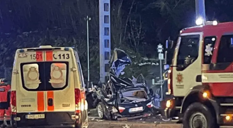 Siaubinga avarija Kaune: BMW rėžėsi į stulpą, žuvo jauna keleivė – Vaizdas siaubingas