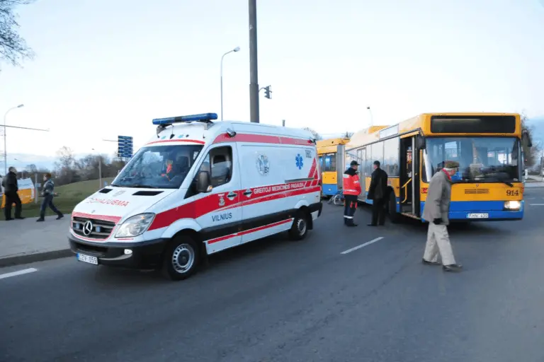 Kraupus eismo įvykis Naujojoje Vilnioje: autobusas pervažiavo moterį ir nutraukė jos koją