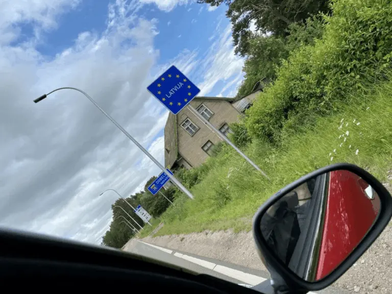 Į Latviją automobiliu išvykusių lietuvių staigmena laukė vos kirtus sieną: puikiai padirbėta, braliukai, lietuviai bus priblokšti