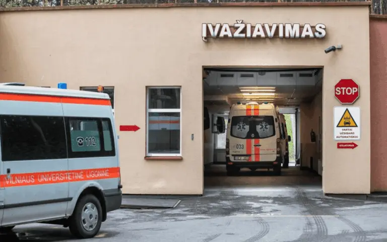 56-erių varėniškis, ištiktas infarkto, pagalbos laukė kelias valandas: negavęs gydymo mirė ligoninėje