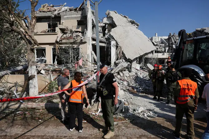 „Reuters“/„Scanpix“ nuotr./Irano smūgių padariniai Izraelyje. Rišon LeZionas, Izraelis