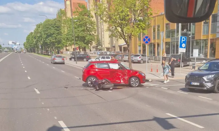 „Nukrito už mašinos, guli, nejuda“: Kauną sukrėtė tragiška motociklo avarija
