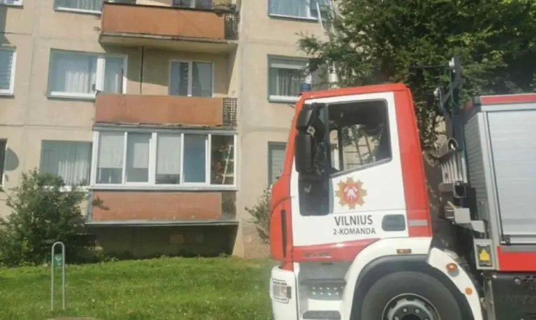 Praeivis per gaisrą pasiskolino kirvį, išgelbėjo vaiką – dabar jo ieško pareigūnai