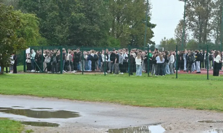 Raseinių gimnazijoje – gaisras: evakuoti šimtai mokinių ir darbuotojų