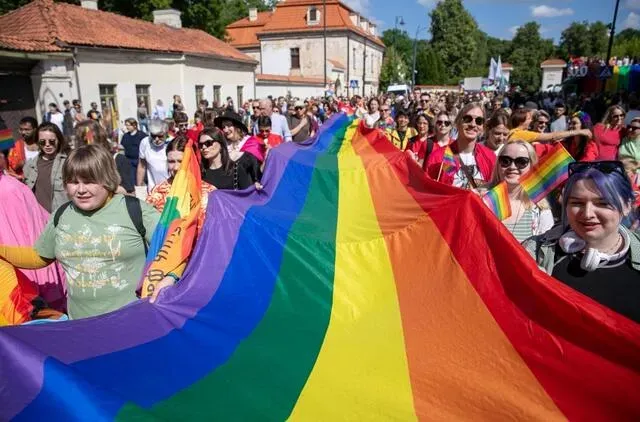 Siūlymą skirti baudas apie L G B T Q skelbiančioms ugdymo įstaigoms Seimo komitetas laiko antikonstituciniu