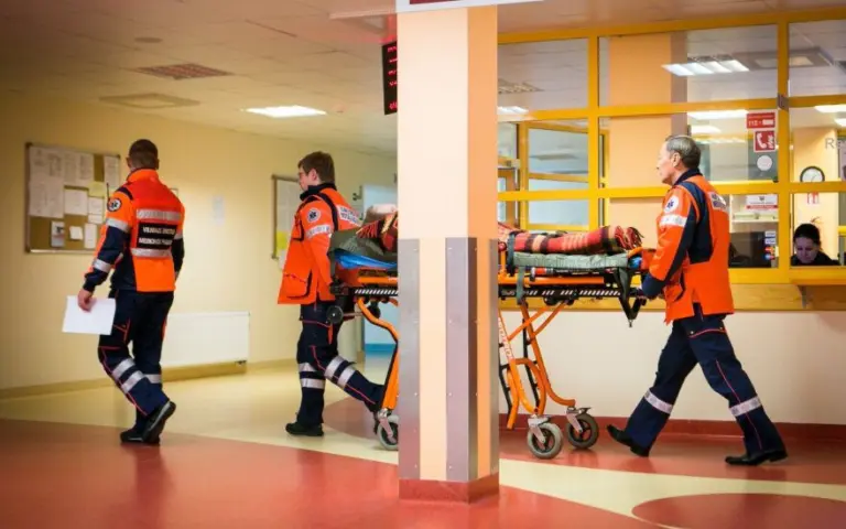 Vilniuje dėl išjungto televizoriaus vyras mylimajai susmeigė peilį į nugarą