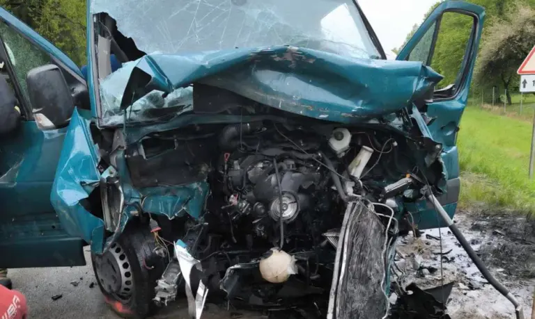 Skapiškyje susidūrus automobiliui ir mikroautobusui žuvo žmogus, dar aštuoni sužeisti