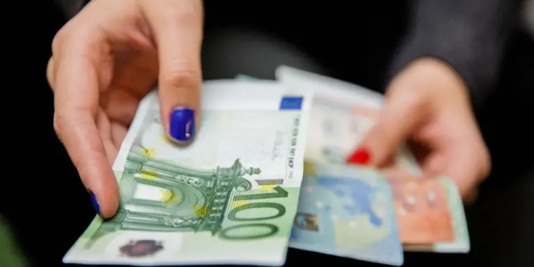 Vyriausybė pritarė: daugiau gyventojų galės gauti po 364 eurus