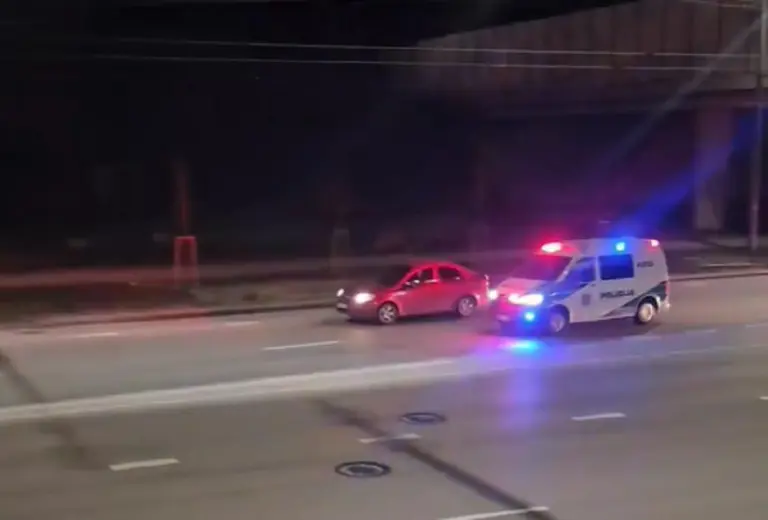 Gatve lekiantys pareigūnai per garsiakalbį rėžė taip, kad net visus šokiravo: Ar tai normalu? (Video)