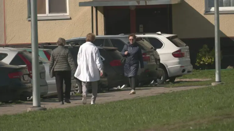 Klaipėdoje 25-erių vyras griebė savo kūdikį ir metė jį pro langą