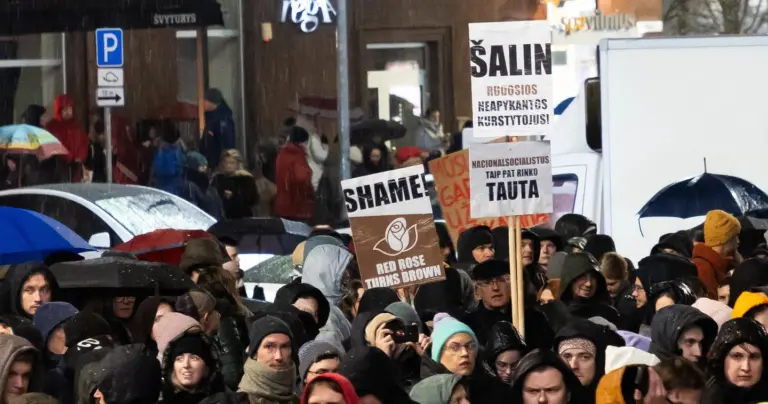 Proteste aidi Palucką kviečiantys šūksniai: „Ginte“