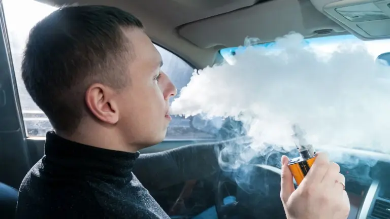 Už elektroninę cigaretę prie vairo – solidi bauda: ką turi žinoti Lietuvos vairuotojai