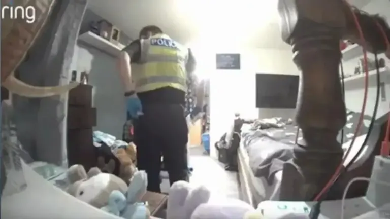 Kambario kamera atskleidė: kratos metu policininkas vogė moteriškas kelnaites – vaizdo įrašas šokiravo visą bendruomenę