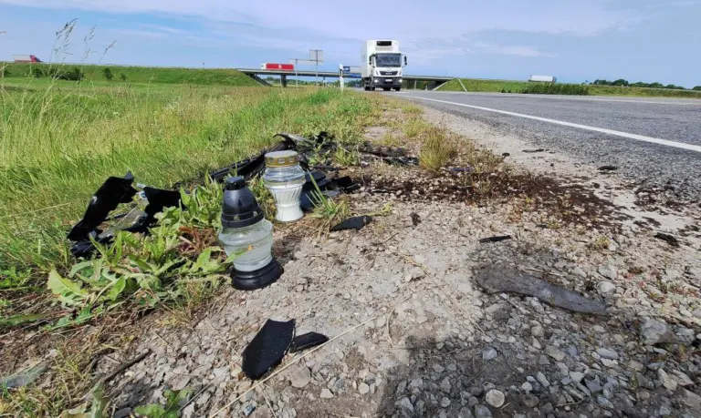 Tragiška motociklo avarija: po tėvų žūties Klaipėdoje liko trys našlaičiai, renkama parama