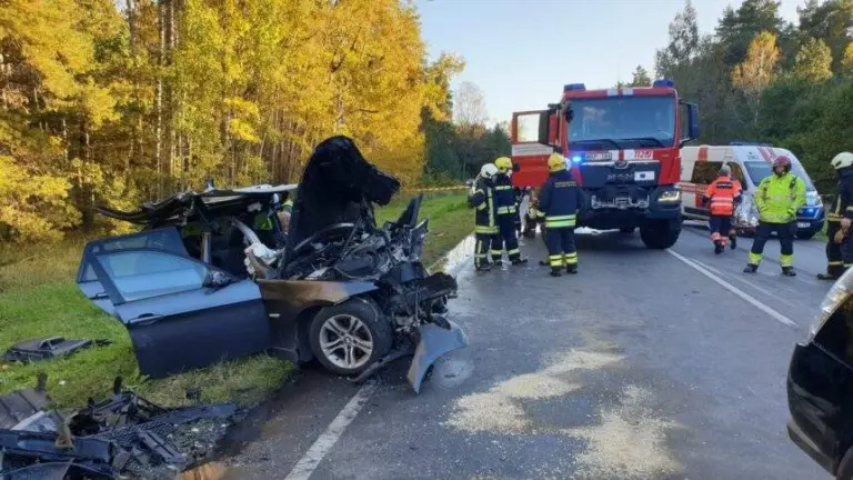 Šilutės rajone – tragiška avarija: į ją pateko net 10 žmonių, 2 moterys žuvo, sužeisti vaikai