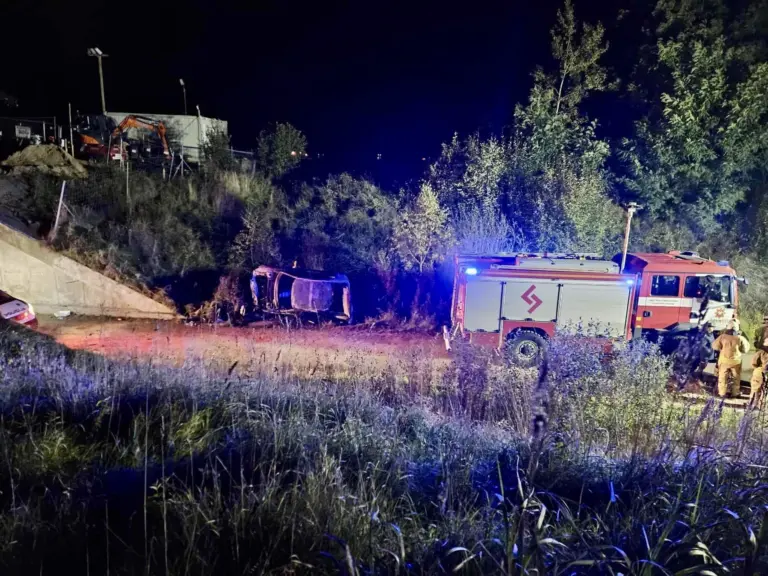 Širvintų rajone tragiška avarija: automobilis nukrito nuo tilto, viduje sudegė vairuotojas